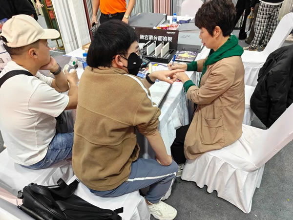榮譽見證！ 意柜運營中心再獲門店錦旗感謝