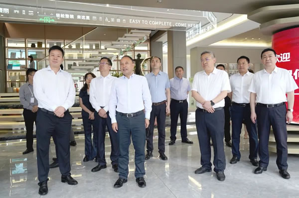 四川省廣元市委主要領(lǐng)導(dǎo)考察成都達(dá)斐麗集團(tuán)