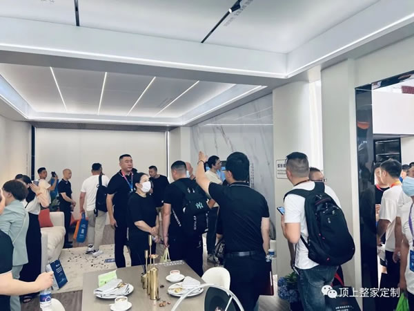 頂上頂墻門柜整家展館高調(diào)亮相 顛覆傳統(tǒng)引領(lǐng)家居新風(fēng)向