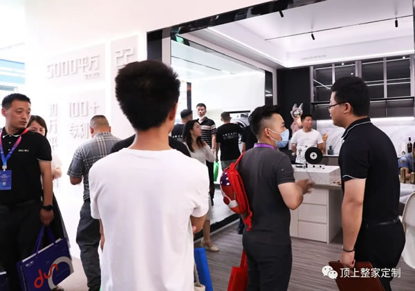 頂上頂墻門柜整家展館高調(diào)亮相 顛覆傳統(tǒng)引領(lǐng)家居新風(fēng)向