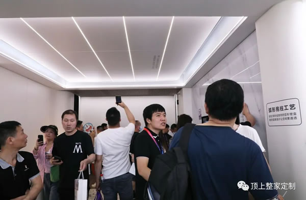 頂上頂墻門柜整家展館高調(diào)亮相 顛覆傳統(tǒng)引領(lǐng)家居新風(fēng)向