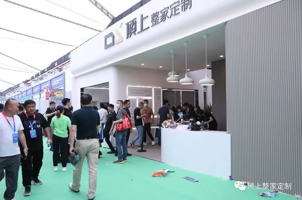 頂上頂墻門柜整家展館高調(diào)亮相 顛覆傳統(tǒng)引領(lǐng)家居新風(fēng)向