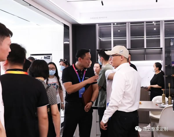 頂上頂墻門柜整家展館高調(diào)亮相 顛覆傳統(tǒng)引領(lǐng)家居新風(fēng)向