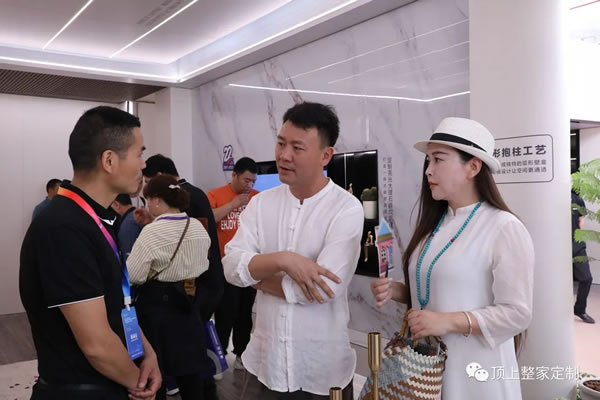 頂上頂墻門柜整家展館高調(diào)亮相 顛覆傳統(tǒng)引領(lǐng)家居新風(fēng)向