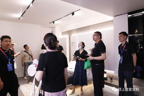 頂上頂墻門柜整家展館高調(diào)亮相 顛覆傳統(tǒng)引領(lǐng)家居新風(fēng)向