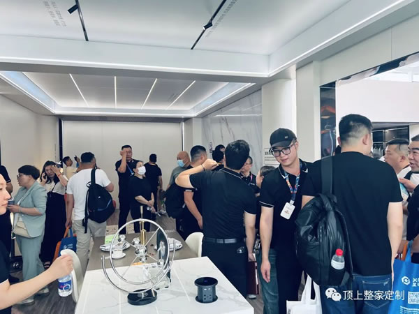 頂上頂墻門柜整家展館高調(diào)亮相 顛覆傳統(tǒng)引領(lǐng)家居新風(fēng)向