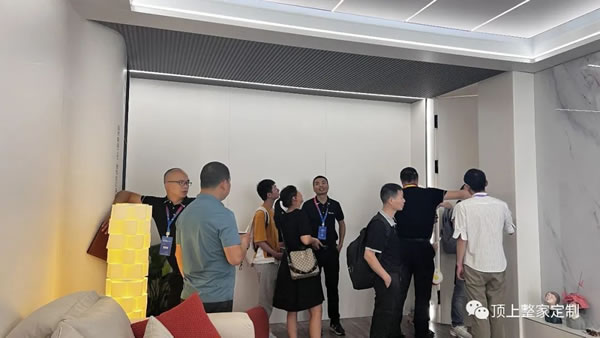頂上頂墻門柜整家展館高調(diào)亮相 顛覆傳統(tǒng)引領(lǐng)家居新風(fēng)向