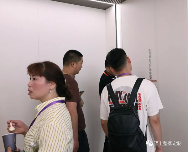 頂上頂墻門柜整家展館高調(diào)亮相 顛覆傳統(tǒng)引領(lǐng)家居新風(fēng)向