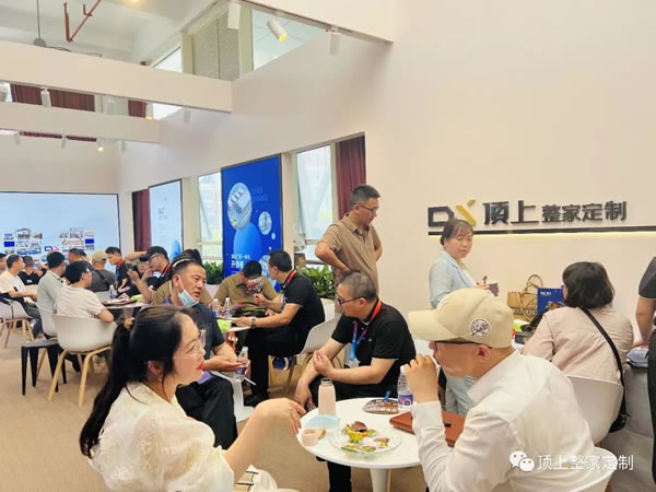 頂上頂墻門柜整家展館高調(diào)亮相 顛覆傳統(tǒng)引領(lǐng)家居新風(fēng)向