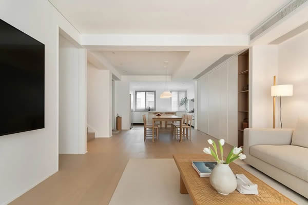歐雅尊全屋定制|180m2現(xiàn)代原木風(fēng)，喧囂生活里的寧靜時光