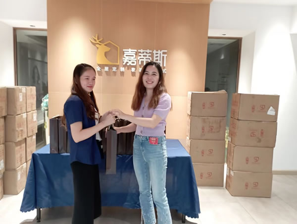 情暖中秋，心系員工｜嘉蒂斯整家定制為全體員工派月餅了！