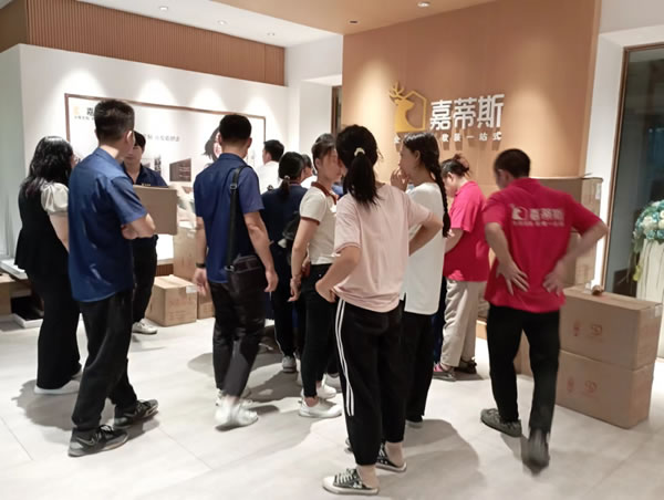 情暖中秋，心系員工｜嘉蒂斯整家定制為全體員工派月餅了！