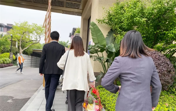 記紅星美凱龍與百乘定制管理者共同上門回訪行動