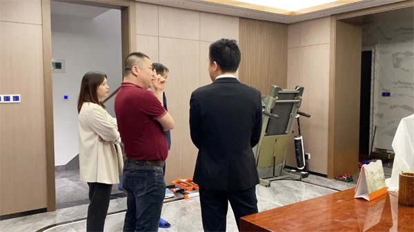 記紅星美凱龍與百乘定制管理者共同上門回訪行動
