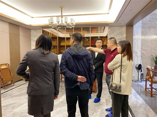 記紅星美凱龍與百乘定制管理者共同上門回訪行動