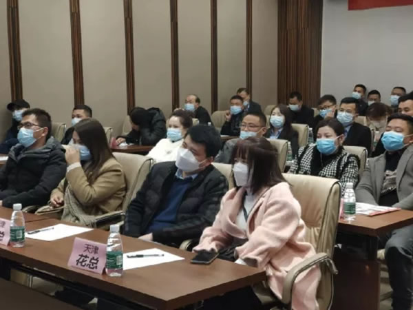 搶占輕奢新賽道，數(shù)十位經(jīng)銷(xiāo)商參加伊百麗輕奢定制2021年終財(cái)富盛典