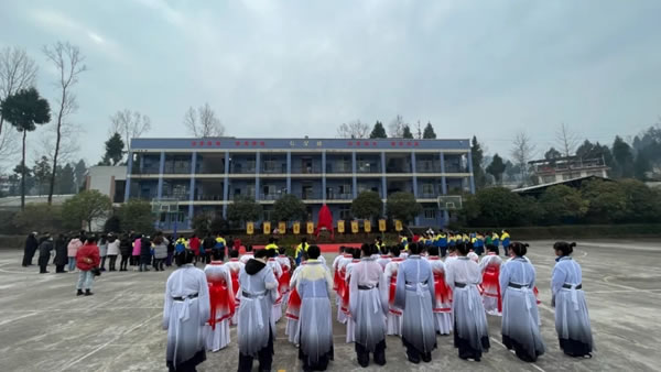 一身書生氣，贈(zèng)與巴中情|艾高家居巴中旗艦店捐贈(zèng)孔子像。