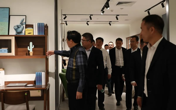 南康區(qū)委書記何善錦一行蒞臨A家總部參觀指導(dǎo)工作