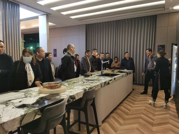 BOSS商學老師、企業(yè)家一行蒞臨客來福全屋定制考察指導！