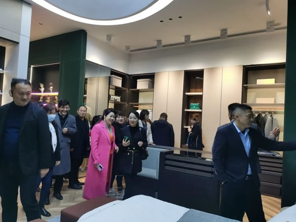 BOSS商學老師、企業(yè)家一行蒞臨客來福全屋定制考察指導！