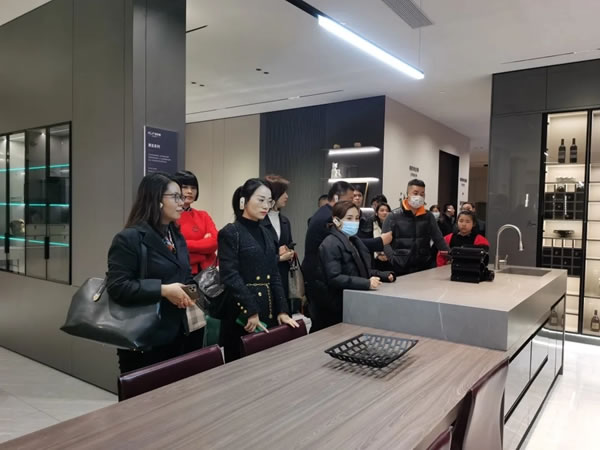 BOSS商學老師、企業(yè)家一行蒞臨客來福全屋定制考察指導！