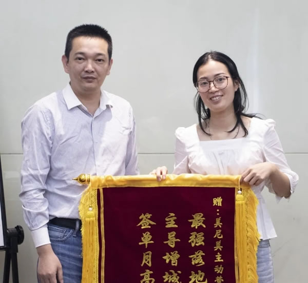 美尼美快裝定制個(gè)人專(zhuān)訪 | 扶一店，穩(wěn)一店，她用耐心和專(zhuān)業(yè)讓終端門(mén)店“立”起來(lái)