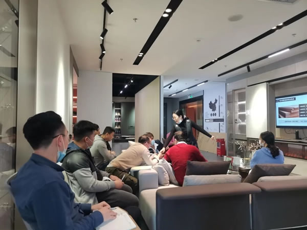 美尼美快裝定制個(gè)人專(zhuān)訪 | 扶一店，穩(wěn)一店，她用耐心和專(zhuān)業(yè)讓終端門(mén)店“立”起來(lái)