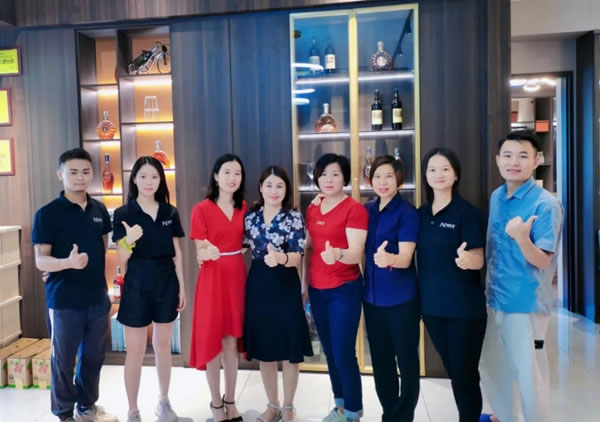 美尼美快裝定制個(gè)人專(zhuān)訪 | 扶一店，穩(wěn)一店，她用耐心和專(zhuān)業(yè)讓終端門(mén)店“立”起來(lái)