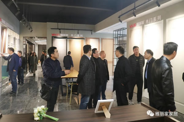 合肥市建材商會一行蒞臨雅麗家家居參觀指導(dǎo)