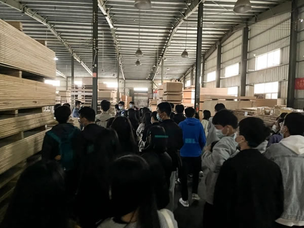 廣科職院建工學院室內(nèi)設計專業(yè)師生到斯米帝全屋定制參觀學習