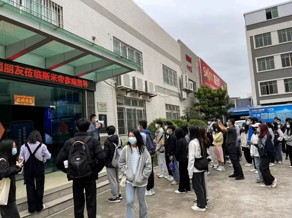 廣科職院建工學院室內(nèi)設計專業(yè)師生到斯米帝全屋定制參觀學習