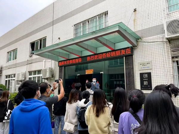 廣科職院建工學院室內(nèi)設計專業(yè)師生到斯米帝全屋定制參觀學習