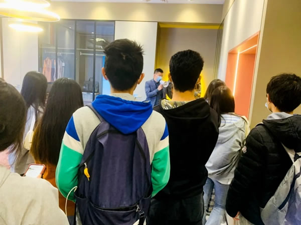 廣科職院建工學院室內(nèi)設計專業(yè)師生到斯米帝全屋定制參觀學習