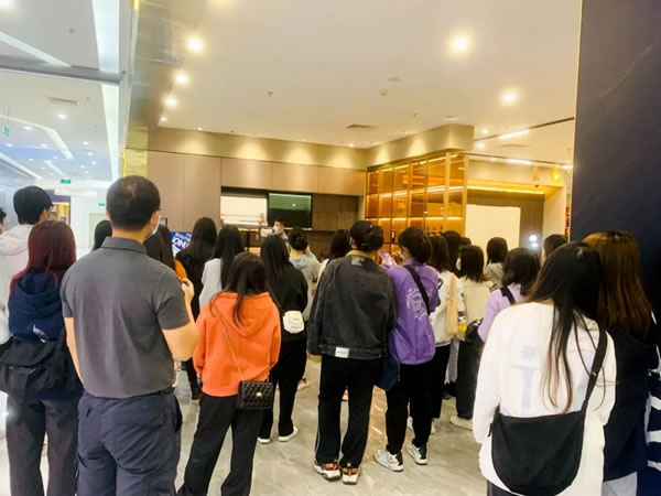 廣科職院建工學院室內(nèi)設計專業(yè)師生到斯米帝全屋定制參觀學習