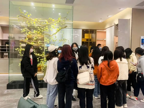 廣科職院建工學院室內(nèi)設計專業(yè)師生到斯米帝全屋定制參觀學習