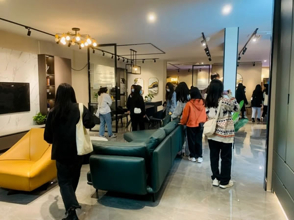 廣科職院建工學院室內(nèi)設計專業(yè)師生到斯米帝全屋定制參觀學習