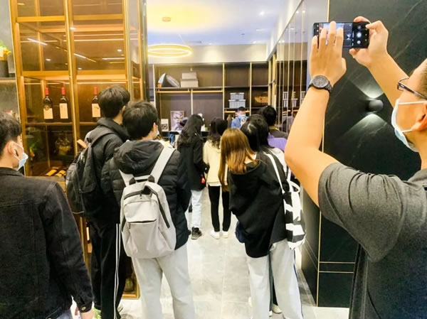 廣科職院建工學院室內(nèi)設計專業(yè)師生到斯米帝全屋定制參觀學習
