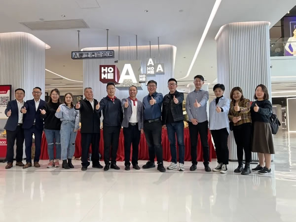 江蘇無(wú)錫汪總攜團(tuán)隊(duì)11人回A家全屋定制家居總部參觀學(xué)習(xí)！