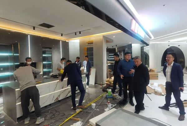 江蘇無(wú)錫汪總攜團(tuán)隊(duì)11人回A家全屋定制家居總部參觀學(xué)習(xí)！
