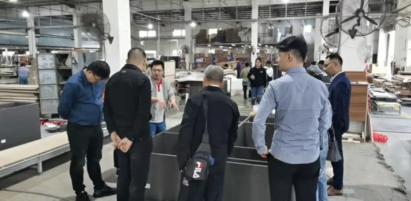 江蘇無(wú)錫汪總攜團(tuán)隊(duì)11人回A家全屋定制家居總部參觀學(xué)習(xí)！