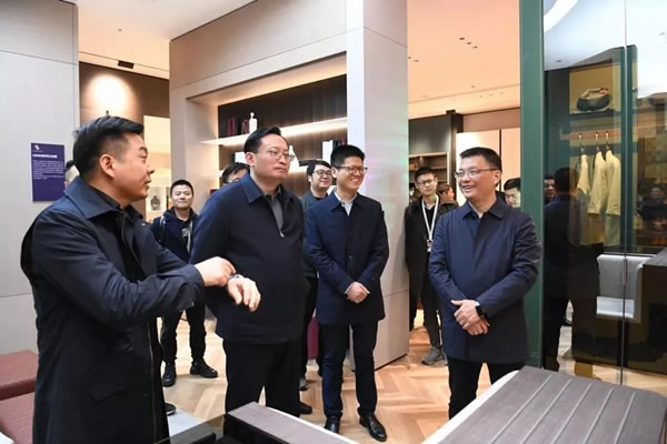 郵政管理局、中國(guó)科學(xué)技術(shù)大學(xué)考察團(tuán)蒞臨客來(lái)福全屋定制調(diào)研！