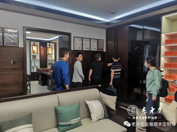 福建省相關(guān)領(lǐng)導(dǎo)對老木匠木業(yè)申報的《2021年新一代信息技術(shù)與制造業(yè)融合發(fā)展項目》現(xiàn)場察看