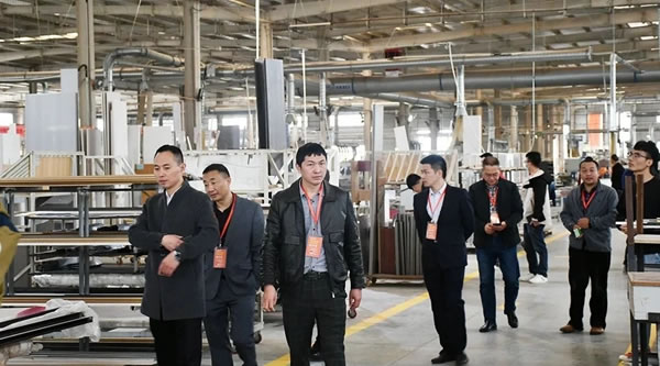 百V全屋定制數(shù)字工廠迎來成都家具商會(huì)交流沙龍