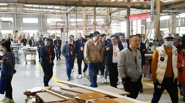 百V全屋定制數(shù)字工廠迎來成都家具商會(huì)交流沙龍