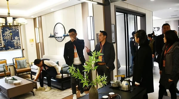 百V全屋定制數(shù)字工廠迎來成都家具商會(huì)交流沙龍