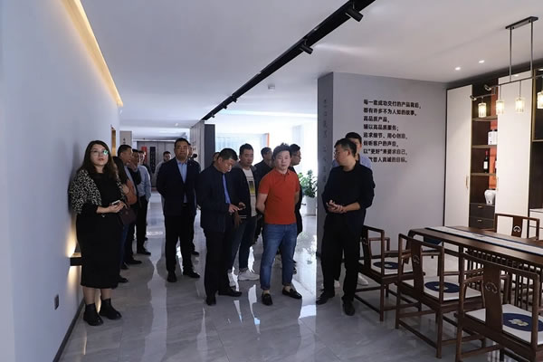室內(nèi)設(shè)計師協(xié)會會長陳泓宇、魯盟裝飾總經(jīng)理姚付京攜會員單位走進歐普家居集團