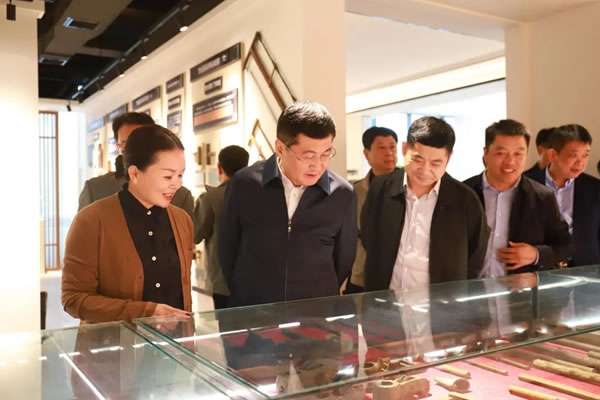 重慶大足區(qū)區(qū)委陳書記一行蒞臨奢匠全屋定制參觀考察