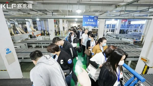客來福全屋定制經(jīng)銷商參觀華東基地智能化工廠