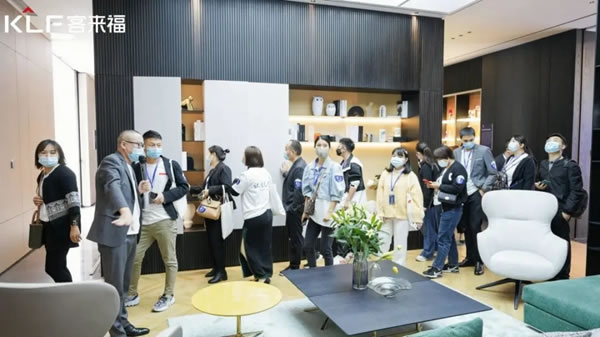 客來福全屋定制經(jīng)銷商參觀華東基地智能化工廠