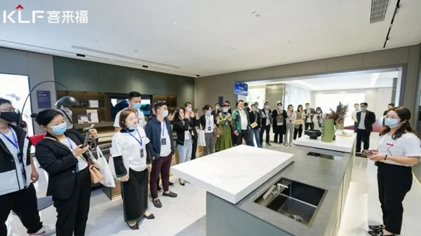 客來福全屋定制經(jīng)銷商參觀華東基地智能化工廠